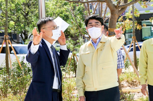 지난 28일 맹정호 서산시장이 지난 14일 준공한 제30호 어린이공원을 점검하고 있다.