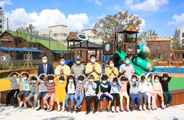 맹정호 서산시장이 제30호 어린이공원에서 해맑은유치원생들과 기념촬영하고 있다.