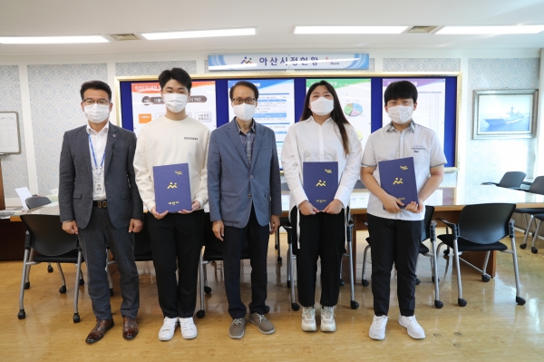 윤찬수 부시장과 ‘청소년 참예예산학교 과정’ 우수 제안 수상자들이 기념사진