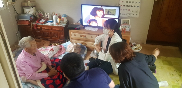 주민자치임기제 공무원이 찾아가는 보건복지 서비스를 제공하고 있다.