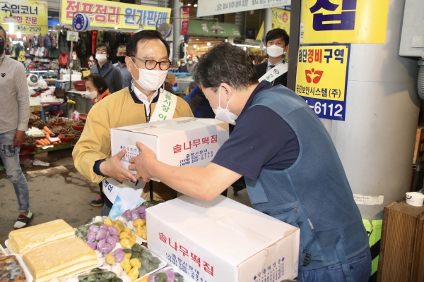 박상돈 천안시장, 추석 명절맞이 전통시장 방문 상인들 격려 모습 (중앙시장)
