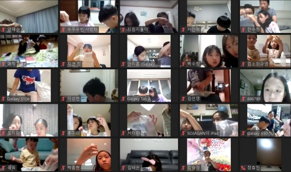 천안시청이 지난 26일 직원들을 대상으로 비대면 체험 힐링 프로그램을 진행한 모습.