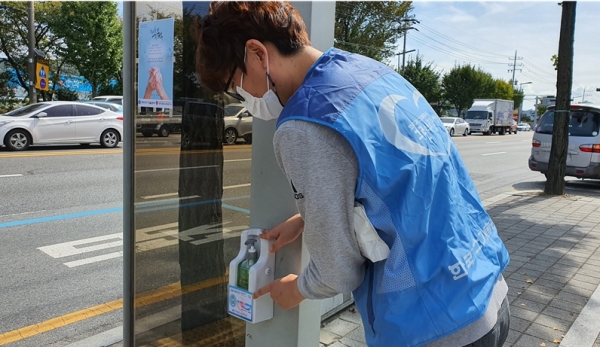 한국가스기술공사 직원이 지역 버스정류장 내 손소독제를 비치하고 있는 모습이다