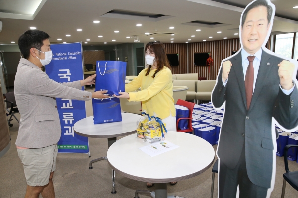 유학생 개인별 식품꾸러미를 직접 제공하는 등 화합과 마음 나눔의 시간 가져