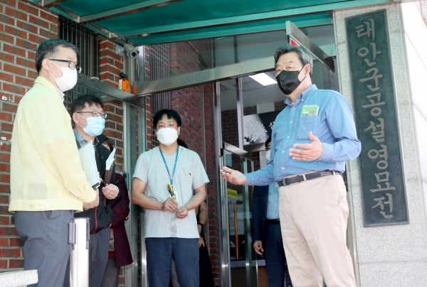 가세로 태안군수 영묘전 시설점검 모습