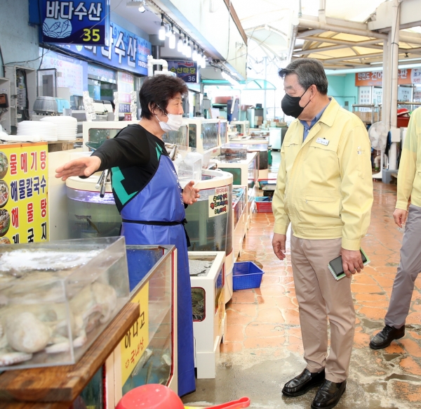 가세로 태안군수 안면읍수산시장 상인 격려 모습