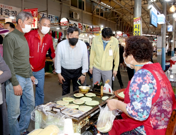 가세로 태안군수 태안서부시장 상인 격려 모습