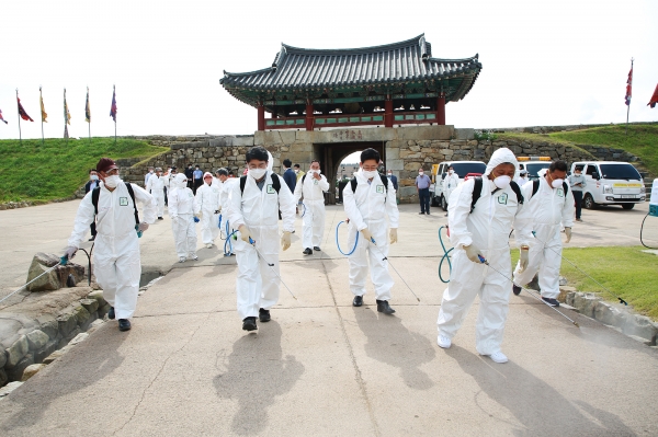 29일 맹정호 서산시장과 양승조 충남도지사가 서산해미읍성 역사캠핑장에서 방역활동하고 있다.