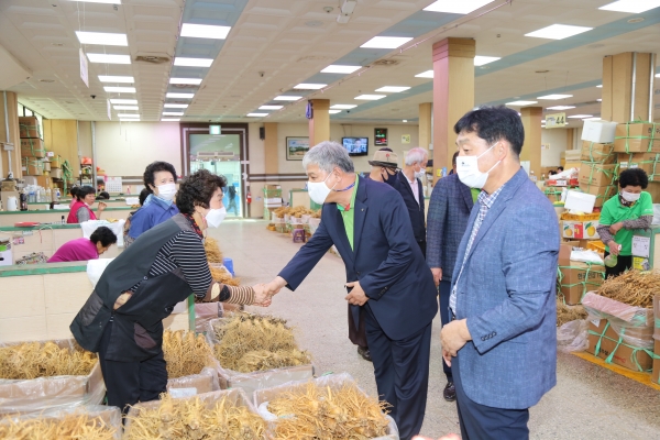 인삼약초시장 현장을 돌아보는 문정우 금산군수