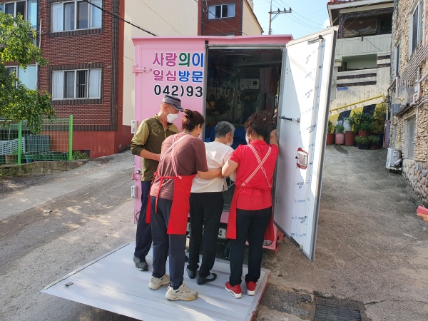 사업대상 어르신이 방문목욕 차량을 이용하는 모습