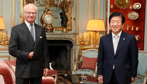 박병석 국회의장은 28일 (현지시간) 스웨덴 스톡홀름의 왕궁에서 스웨덴 국왕 칼 구스타프 16세를 예방했다.