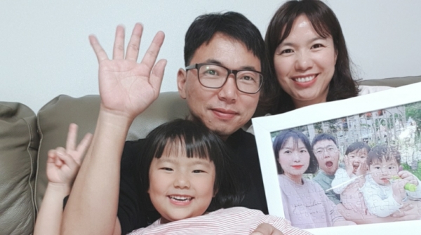 지난달 ‘우리 휴일은 집에서 놀까? 가족퍼즐 맞추기’ 프로그램에 참여한 한 가족 모습.