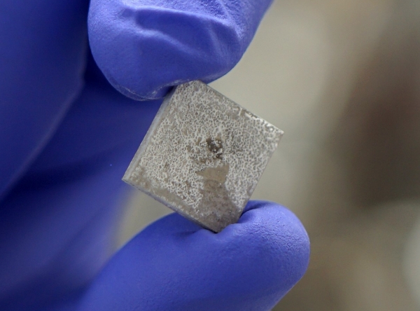 KIST 전호정 박사팀이 개발한 인공뼈가 코팅된 티타늄 조각.