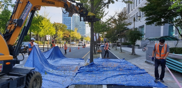 은행 털이 작업하는 모습