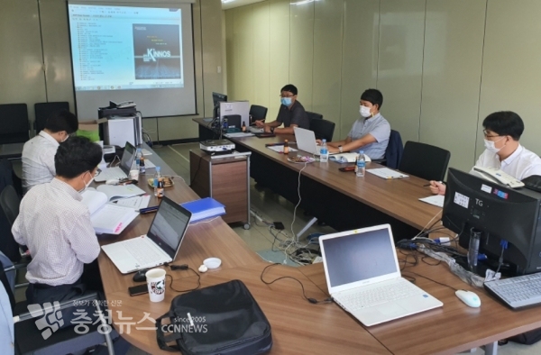 서부발전이 전력그룹사 최초로 개발한 진단시트(Tool)를 활용해 발전소 경상정비협력사를 대상으로 품질수준을 점검하는 모습.