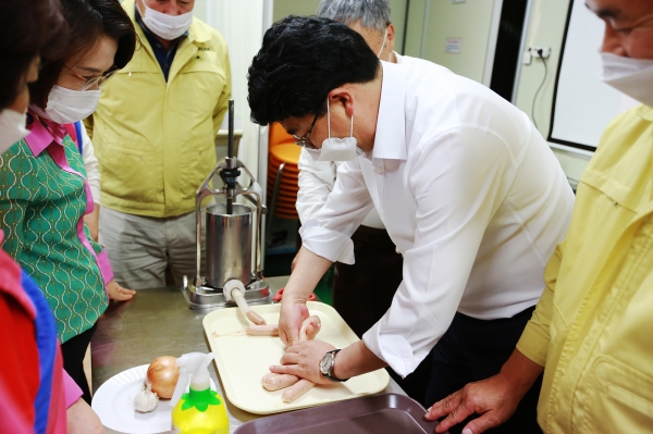 맹정호 시장 소시지 만들기 모습