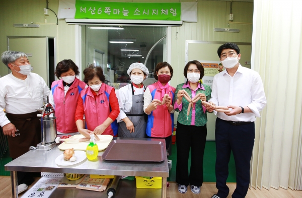 소시지만들기 농업체험 후 단체사진(우부터 맹정호 서산시장, 이연희 의장, 김선신 인지면생활개선회장)