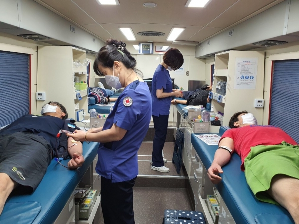 헌혈에 참여하고 있는 한밭체육시설처 직원들