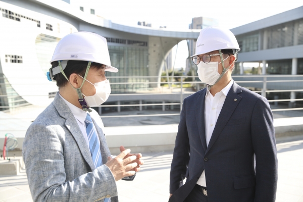 박상돈 천안시장이 중소벤처기업부 공모사업으로 선정된 스타트업파크 복합형 조성사업의 완성도를 높이기 위해 지난 5일 지난해 공모사업에 선정됐던 인천광역시 송도 ‘투모로우시티’를 방문해 시설을 둘러보고 있다.