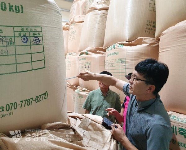 정부양곡의 품위상태 점검 모습