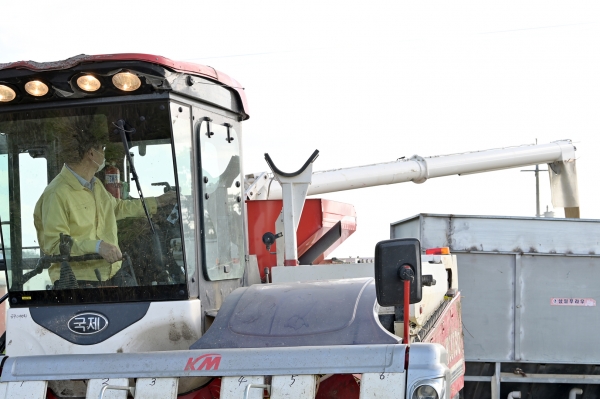 김정섭 공주시장이 지난 5일 가을 수확기를 맞아 벼 베기 작업에 직접 참여