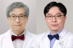(왼쪽부터)안과 이성철 교수, 방사선종양학과 김정훈 교수