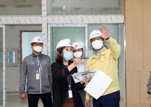6일 정용래 유성구청장이 유성구보건소 신축 공사 현장을 찾아 진행사항을 점검하고 있다