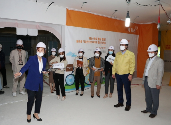 6일 정용래 유성구청장이 유성구보건소 신축 공사 현장을 찾아 진행사항을 점검하고 있다