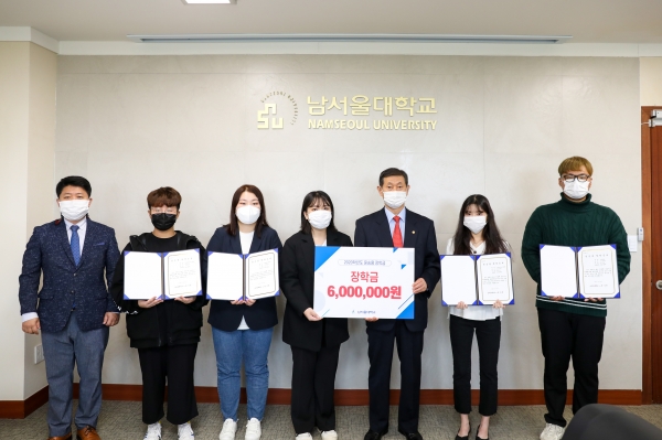 윤승용 총장이 6일 총장실에서 본인의 보직수당을 기부해 마련한 ‘윤승용 장학금’ 수여식 모습