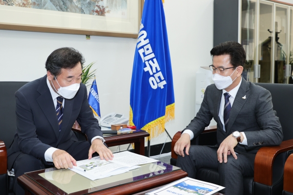 허태정 대전시장은 15일 더불어민주당 이낙연 대표를 만나, 대전의 혁신도시 지정 지원을 요청했다.