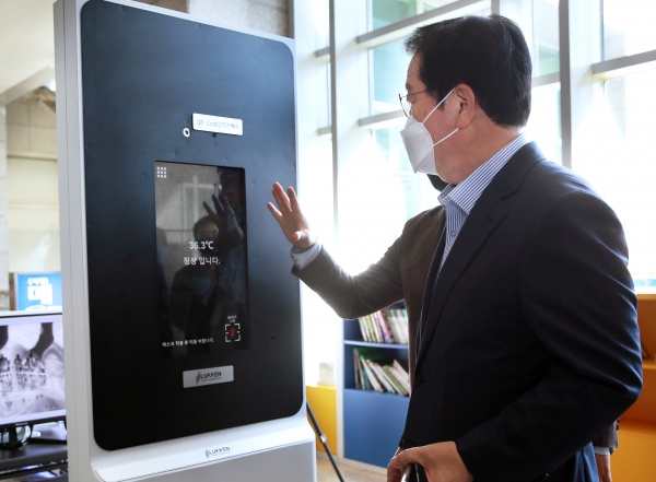 장종태 대전 서구청장이 청사 로비에 설치된 AI 민원인 출입 관리 시스템 작동을 시연하고 있다.