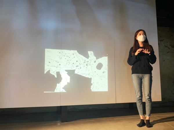 한밭대 산업디자인학과 김수민 학생이 소제동을 돌아다니며 직접 수집한 내용을 슬라이드 필름으로 만들어 발표하고 있다.