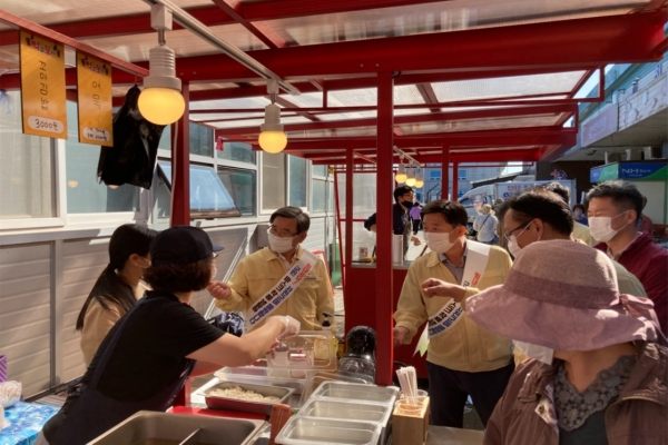 노박래 군수 서천특화시장 찾아 상인 격려 모습