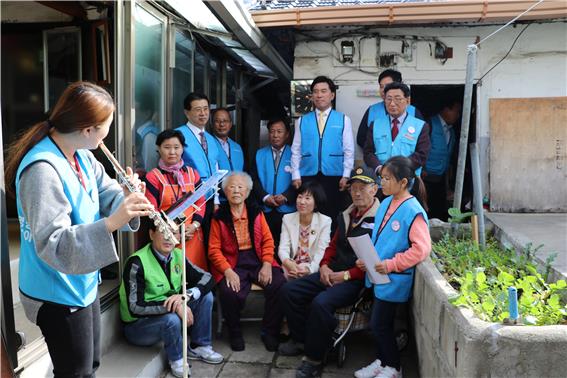 보훈섬김이 활동 모습 (뒤에 왼쪽, 스카프 하신 분이 오늘의 주인공 강란주 씨)