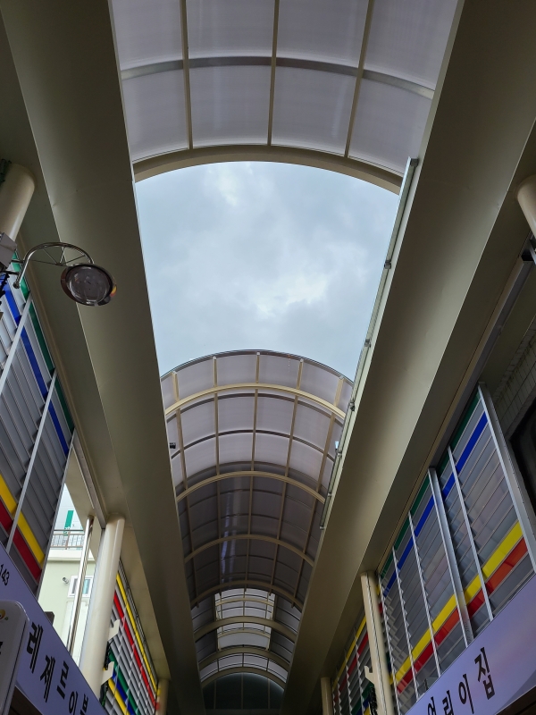 화재발생시 자동으로 개방되는 아케이드 지붕 모습