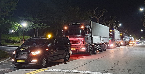 한국원자력환경공단이 대전 RI관리시설에 보관했던 밀봉 방사성동위원소 폐기물이 경주로 이송되고 있다.