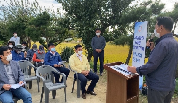 트랙터부착용 고구마수확기 시연회, 편이장비 발전 방안 모색을 위한 토론 장면