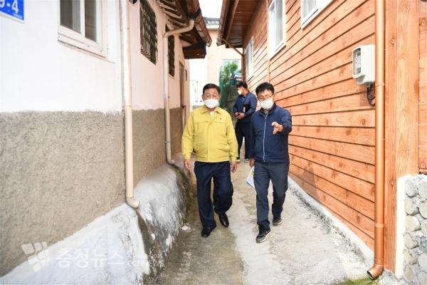 황선봉 군수가 골목길 정비사업 대상지를 점검하는 모습
