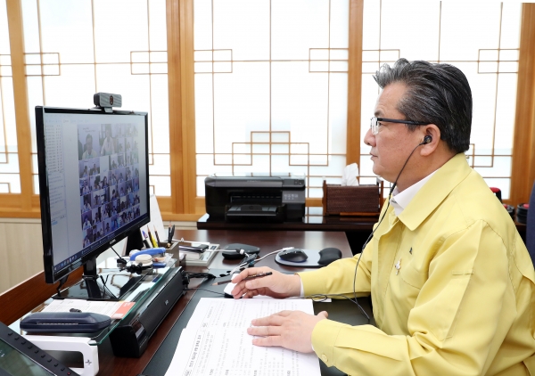 8일 집무실에서 정용래 유성구청장이 온라인으로 진행된 ‘2021년도 주요업무계획 보고회’를 주재하고 있다