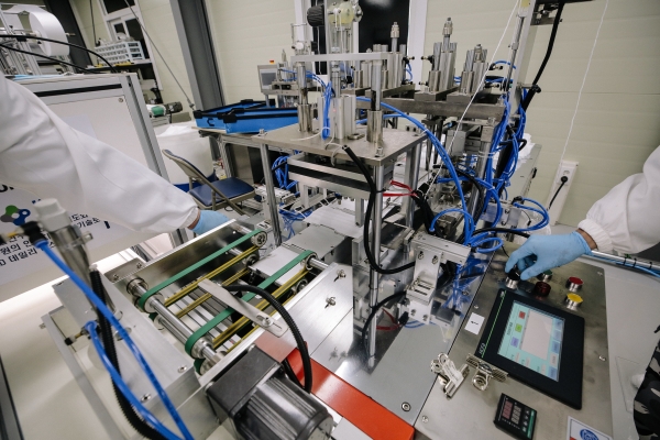 * 딥러닝 기반 마스크 품질 검사 장비. 마스크 영상 패턴을 스스로 분석해 불량품을 구분해 낸다.