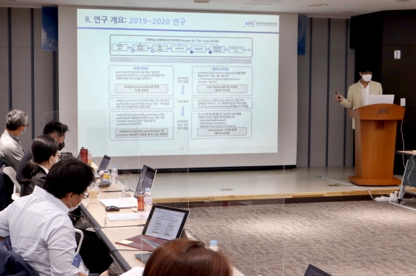개회 및 워크숍 소개를 진행하고 있는 KISTI 지능형인프라기술연구단 성원경 단장