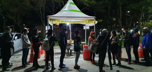 낚시객 발열체크 장면