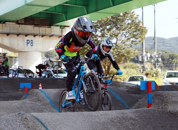 지난 10일 괴곡동에 조성 중인 갑천 누리길 도심형 펌프 트랙 현장에서 자전거 동호인과 전문가들이 참여하는 테스트 라이딩 행사를 했다.