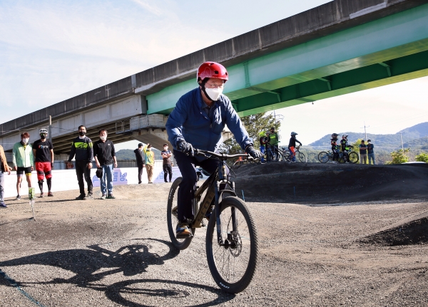 10일 괴곡동에 조성 중인 갑천 누리길 도심형 펌프 트랙 현장에서 자전거 동호인과 전문가들이 참여하는 테스트 라이딩 행사를 했다.