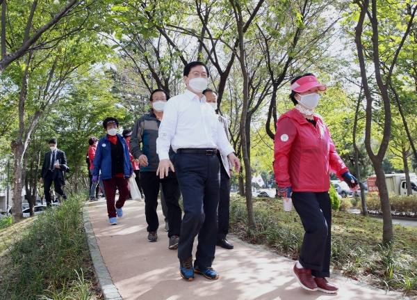 장종태 대전 서구청장은 9일 월평1동에서 열린 “황톳길과 함께하는 가을 산책”에 참석해 구민들과 황톳길을 걷고 있다
