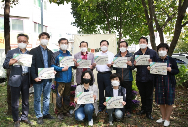 장종태 대전 서구청장은 9일 월평1동에서 열린 “황톳길과 함께하는 가을 산책”에 참석