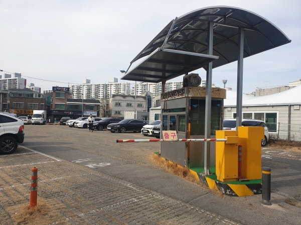 유성구 송강동에 위치한 공영주차장 모습