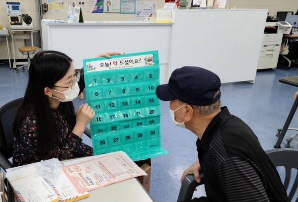 당진시청 지하1층 임시보건소에서 올바른 투약관리 교육 및 약 달력 배부 모습