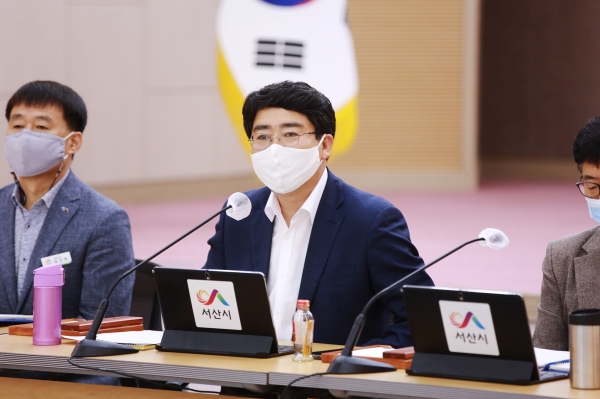 12일 맹정호 서산시장이 확대간부회의 에서 직원들에게 당부사항을 전달하는 장면