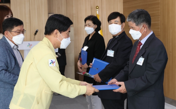 황인호 동구청장(가운데)이 유공자에게 표창장 수여하는 모습